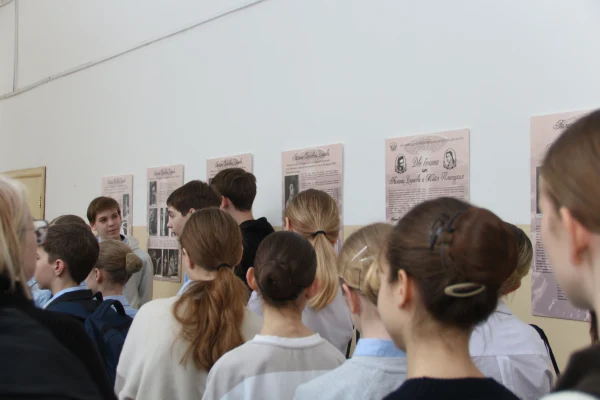 Открытие выставочного проекта  «Две богини. Галина Уланова и Майя Плисецкая» прошло в Новосибирском государственном хореографическом училище  