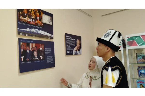 В Научной библиотеке НГТУ открылась выставка «Вселенная Чингиза Айтматова»