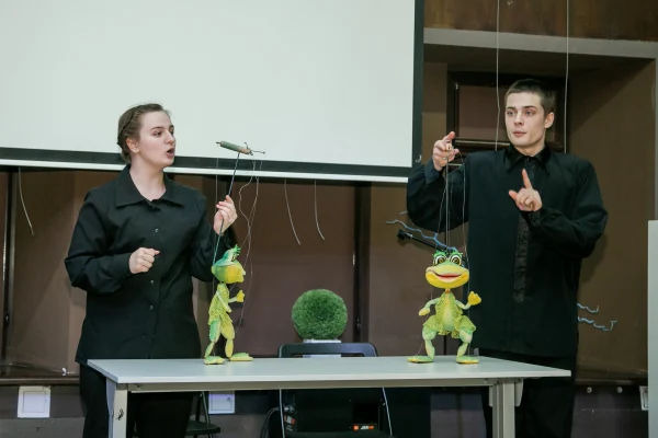 Театрализованное представление по сказкам Евгении Буториной и рассказ о театральных куклах на «Часе чтения» к Международному дню кукольного театра