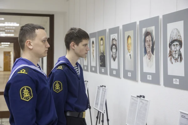 В библиотеке открылась выставка «Героев родные глаза»