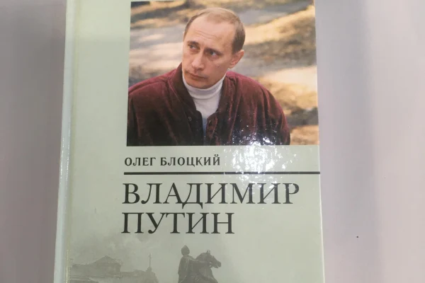 Известные люди города подарили детям любимые книги 