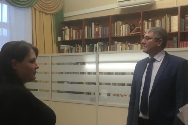 Юрий Зимняков посетил библиотеку