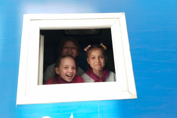 Мобильная библиотека на летней школьной площадке