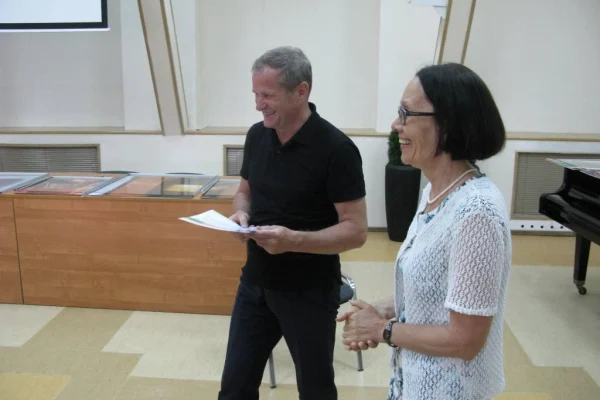 Новосибирский художник Владимир Мартынов передал в дар библиотеке свои фотоработы