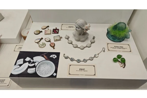 «Осколки старого Бердска»: в библиотеке открылась выставка артефактов из «исторического мусора»