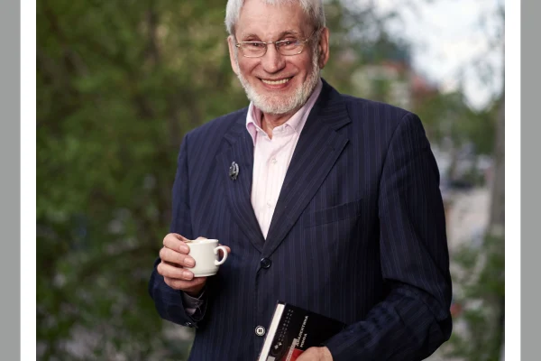 На входе в библиотеку появились портреты известных новосибирцев.