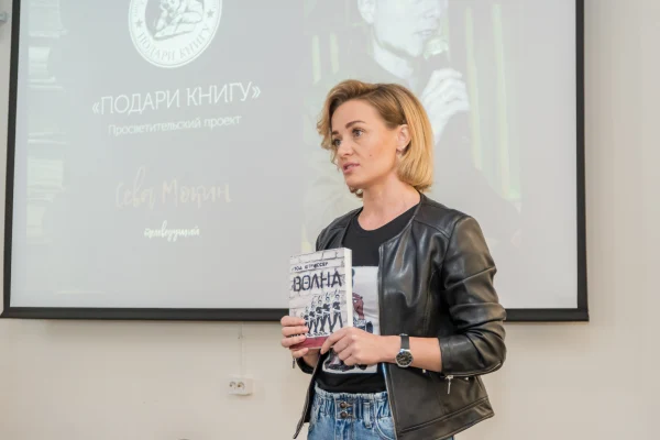 Известные люди города подарили детям любимые книги 