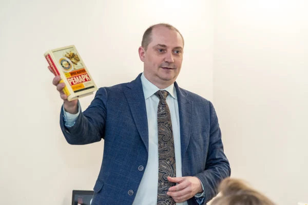 Известные люди города подарили детям любимые книги 