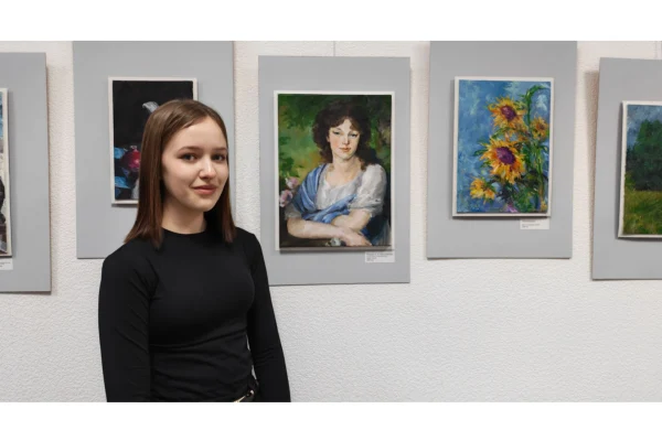 «Подарок на 16-летие»: в НГОНБ открылась выставка работ юной художницы из Тогучинского района