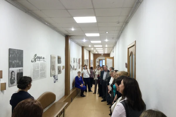 Выставка «Сегодня мы… Дневник класса г. Болотное, 1944–45» открылась в библиотеке 