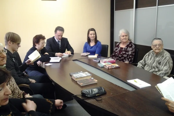 В Новосибирске ветеранам читают вслух стихи любимых поэтов