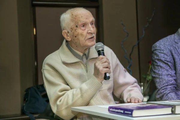 Известный сибирский  поэт, переводчик и публицист Юрий Ключников отмечен двумя всероссийскими литературными премиями