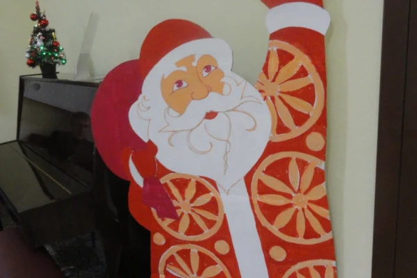 Елочный город в интерьере библиотеки