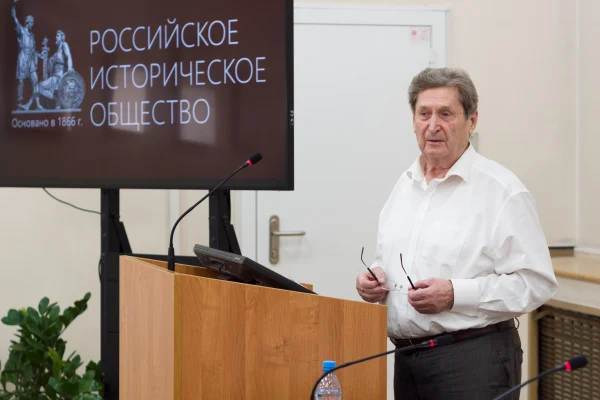 В библиотеке собрались ведущие ученые-историки