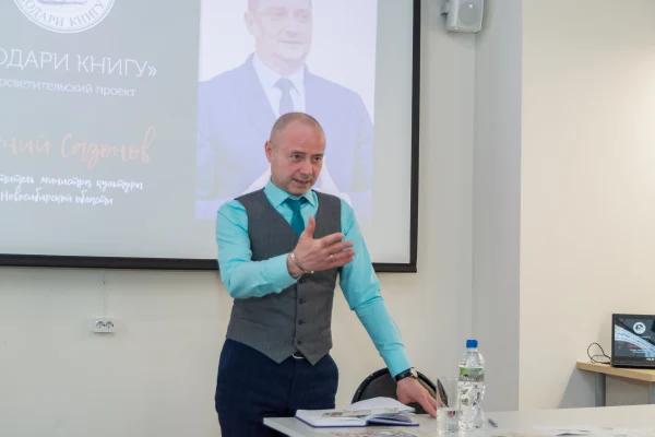 Известные люди города подарили детям любимые книги 