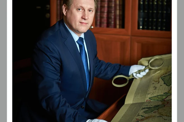 На входе в библиотеку появились портреты известных новосибирцев.